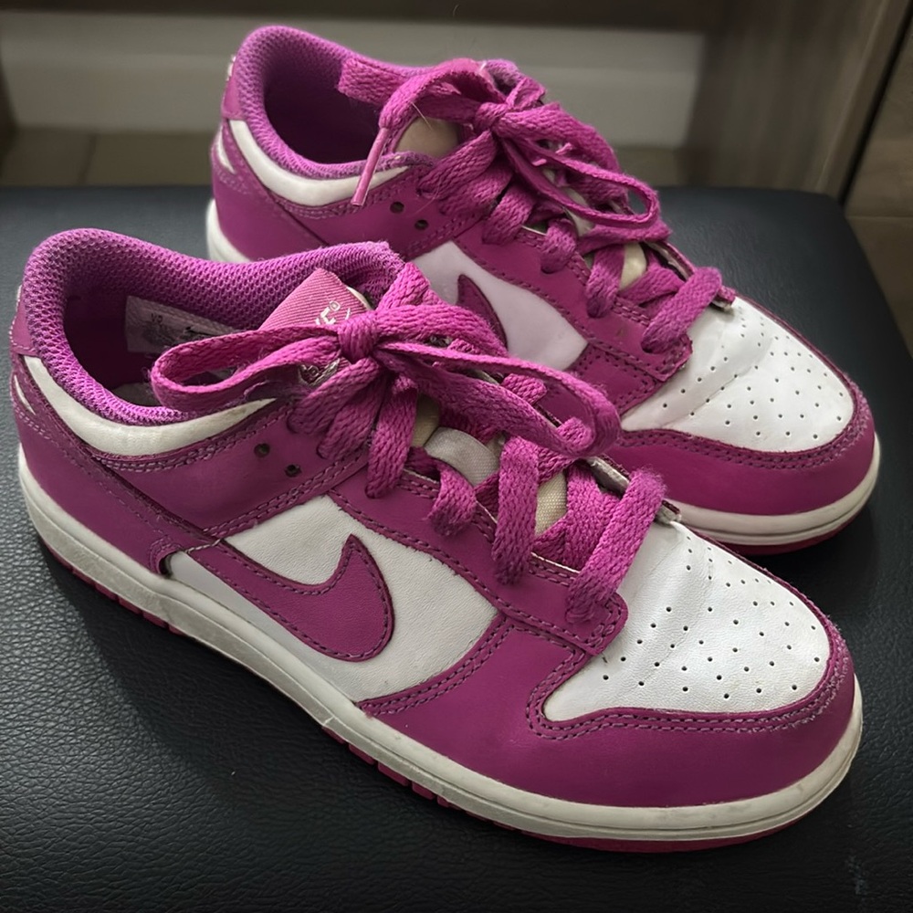 Girl Nike Dunk fuchsia color